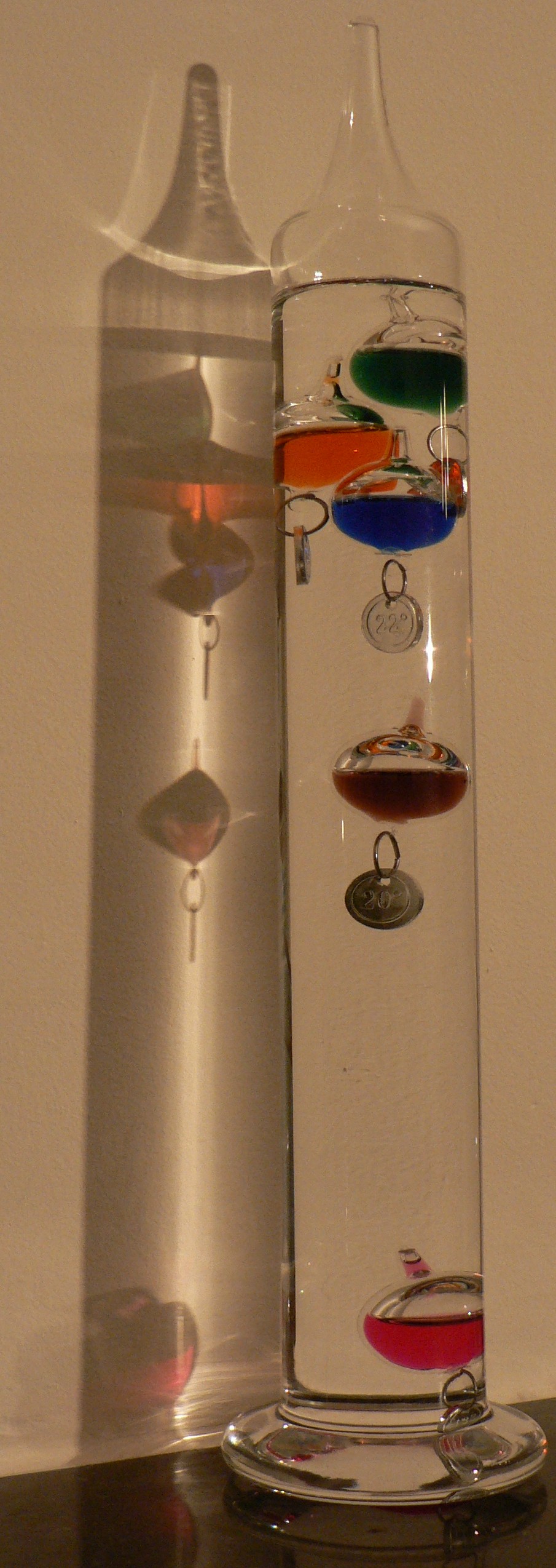 伽利略發明之溫度計。