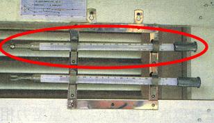 置放於百葉箱內的最高溫度計(上層) 百頁箱中放置的最高溫度計(上)與最低溫度計(下)。