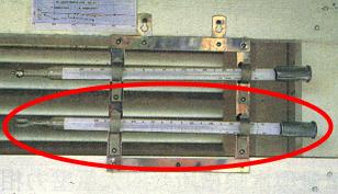 置放於百葉箱內的最低溫度計(下層) 百頁箱中放置的最高溫度計(上)與最低溫度計(下)。