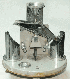 傾斗式雨量計是運利用蹺蹺板原理運行，為目前最廣泛使用的測量雨量儀器。