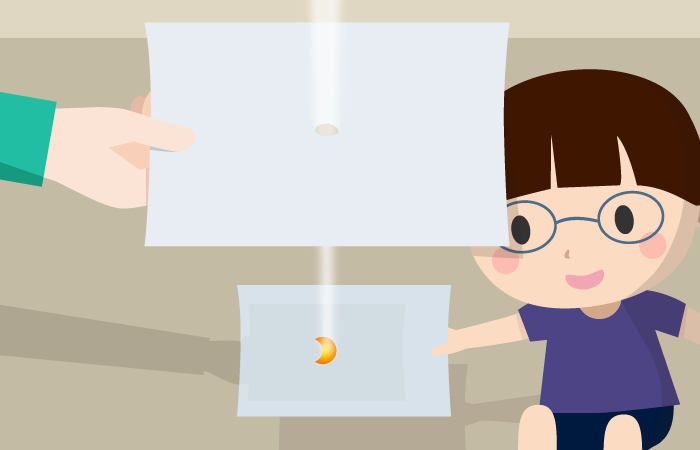 小朋友利用投影的方式觀察日食